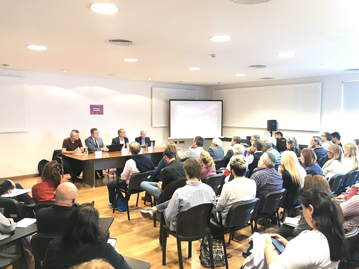 AlbertoDescalzo's tweet photo. #ahora participando del seminario
“Provincia y Municipios:
Situación actual, desafíos y visión de futuro” en la @UNLaOficial. Gracias por la invitación! https://t.co/XGnGR4rgqk