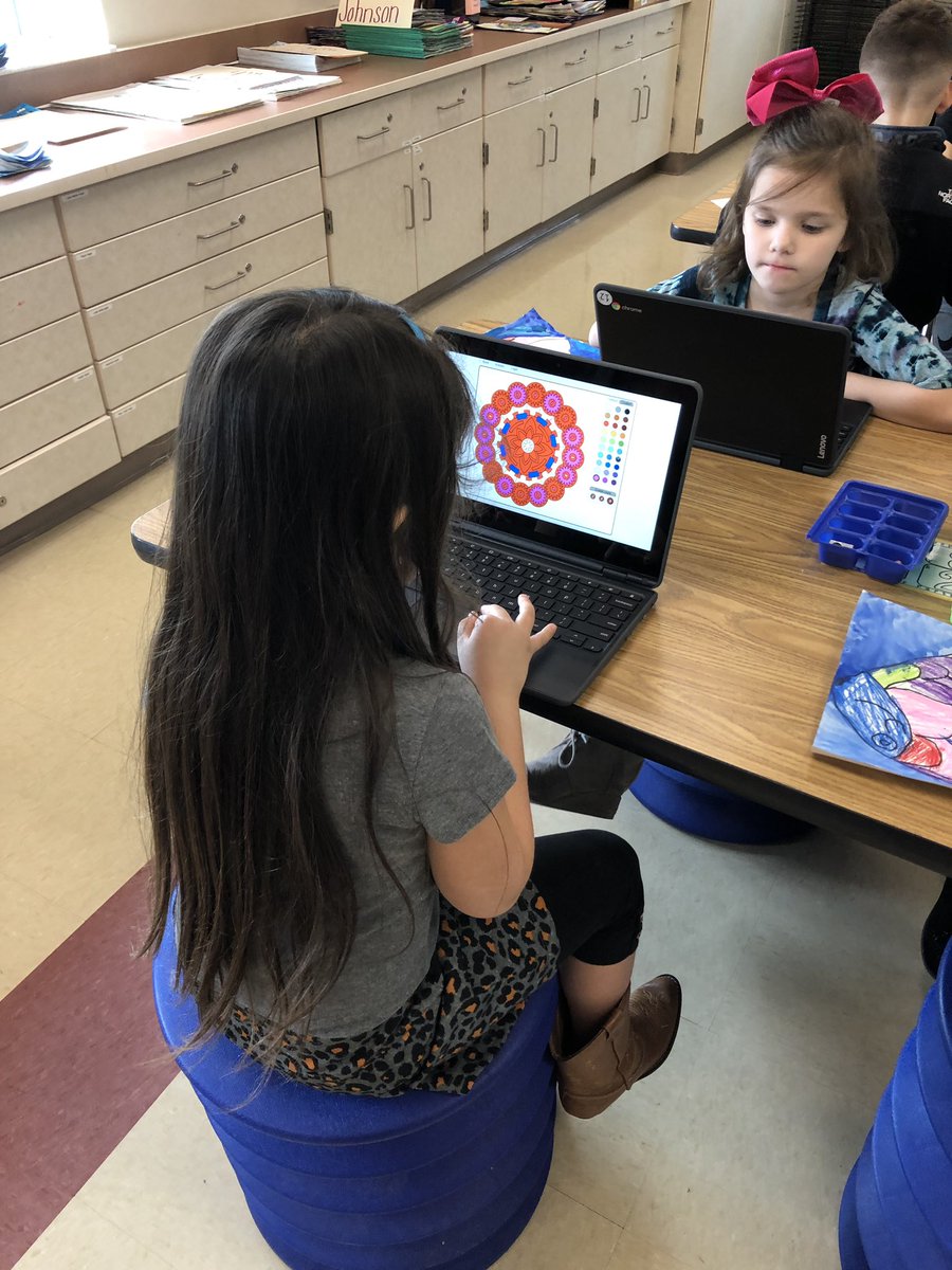 DemboskySarah's tweet photo. 1st grade enjoying a technology day in the art room! #gobiceagles https://t.co/PMWtZLX1hw