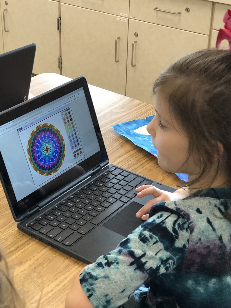 DemboskySarah's tweet photo. 1st grade enjoying a technology day in the art room! #gobiceagles https://t.co/PMWtZLX1hw