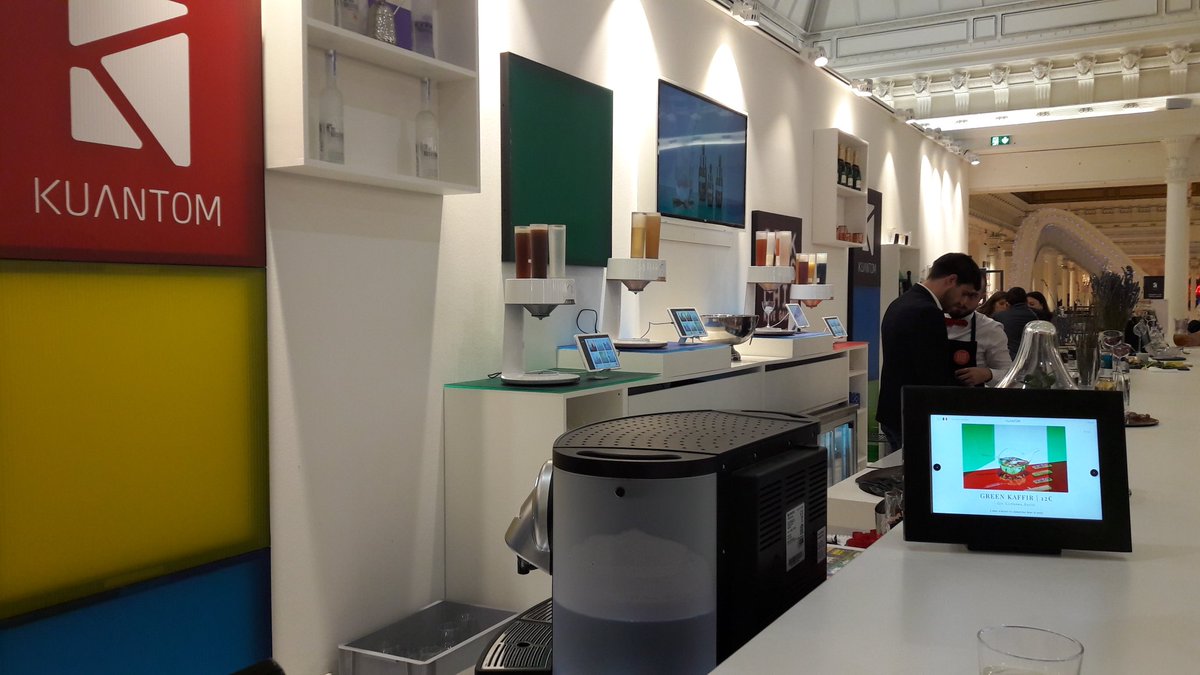 Belle démonstration de mixologie de @Kuantom_ et leurs machines à cocktails au 2ème étage du <a href="/lebonmarche/">Le Bon Marché</a>. Arrêtez-vous prendre un cocktail jusqu'au 20 avril ! 🍸#innovation #FoodTech