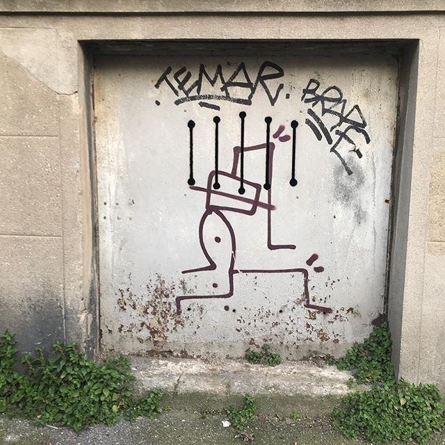 Going somewhere ? #pop #tag #streetart #temar #brape #montreuil #instagraff #instageurz #lhommepressé ift.tt/2uiRe5J