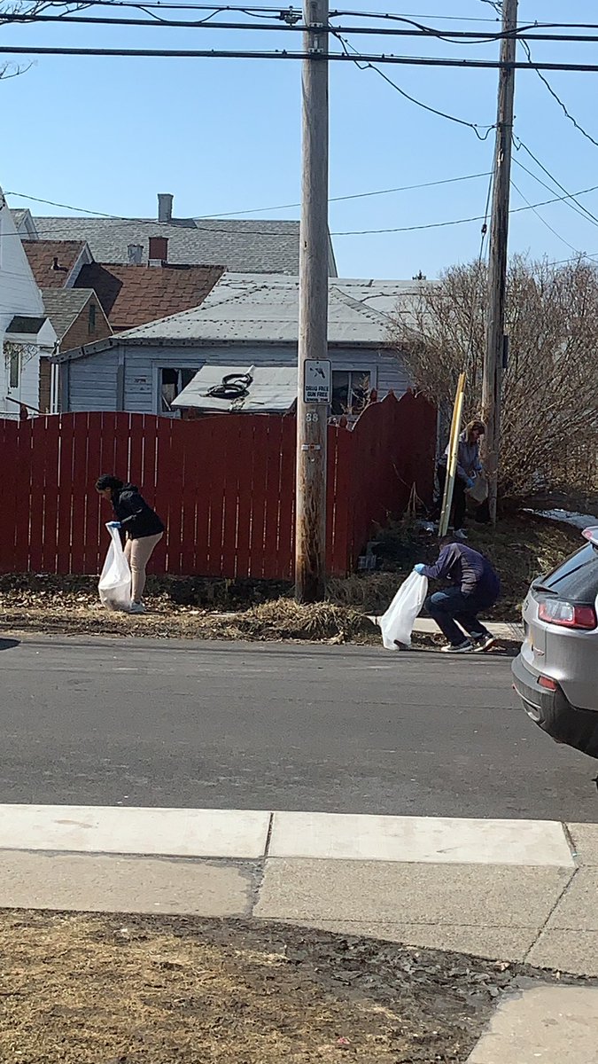MrsBundy3's tweet photo. BuffSci staff taking care of our neighborhood #TrashTag https://t.co/8fuVlpiiDI