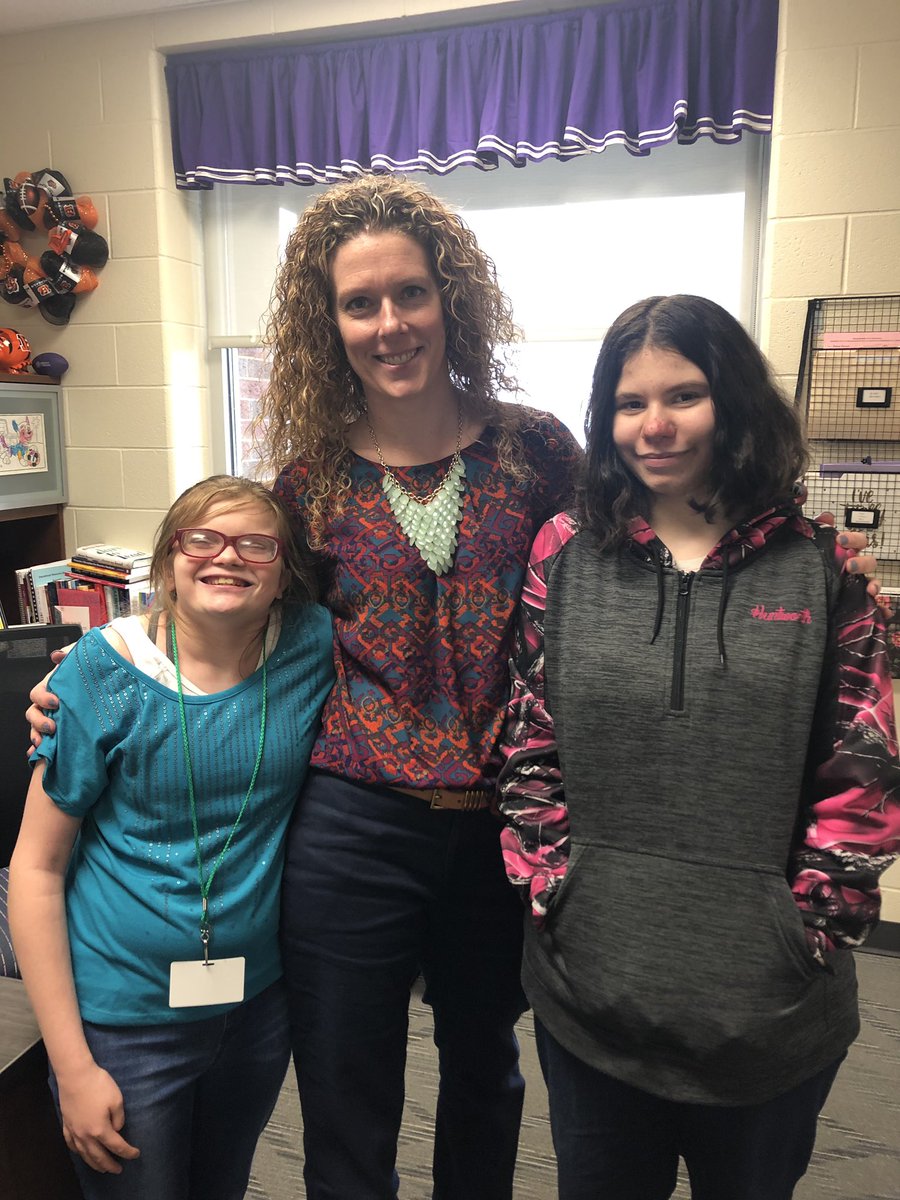 MMSMiddies's tweet photo. Students from @MrsM_MMS class made cards for Ms. Robinson’s birthday and then came to sing to her! What a wonderful surprise! 🎂🎉🎈🎊🎁 https://t.co/62o1902eHH