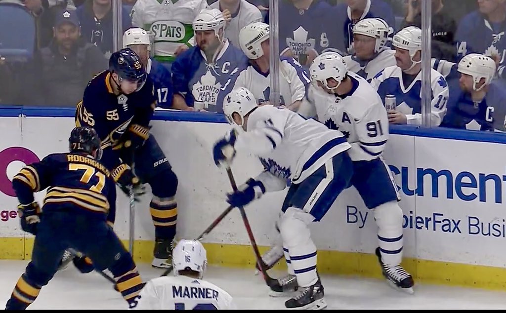 heatdaddy69420's tweet image. Look at these complete savages on the glass. These guys know a thing or two about getting piss drunk in some boot cut jeans. Fellas if you’re in Buffalo leave your girl at home tonight