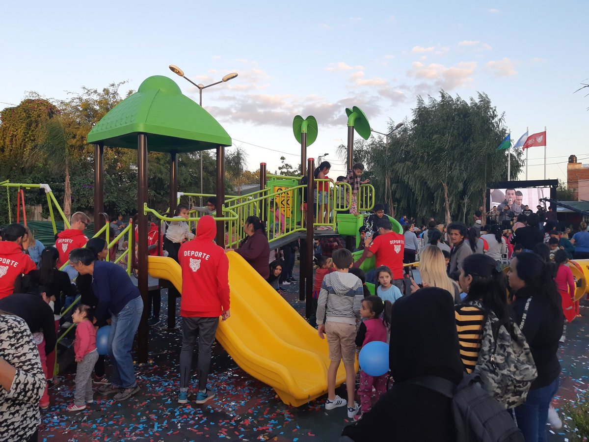ZamoraJulio's tweet photo. ¡Inauguramos la plaza N°27! El nuevo espacio público ubicado en Las Casitas, Las Tunas, cuenta con canchas de fútbol-tenis, juegos inclusivos y sector aeróbico. ¡Gracias a todos los que se acercaron! #ElFuturoEstáEnTodos https://t.co/RLV3McsuKI