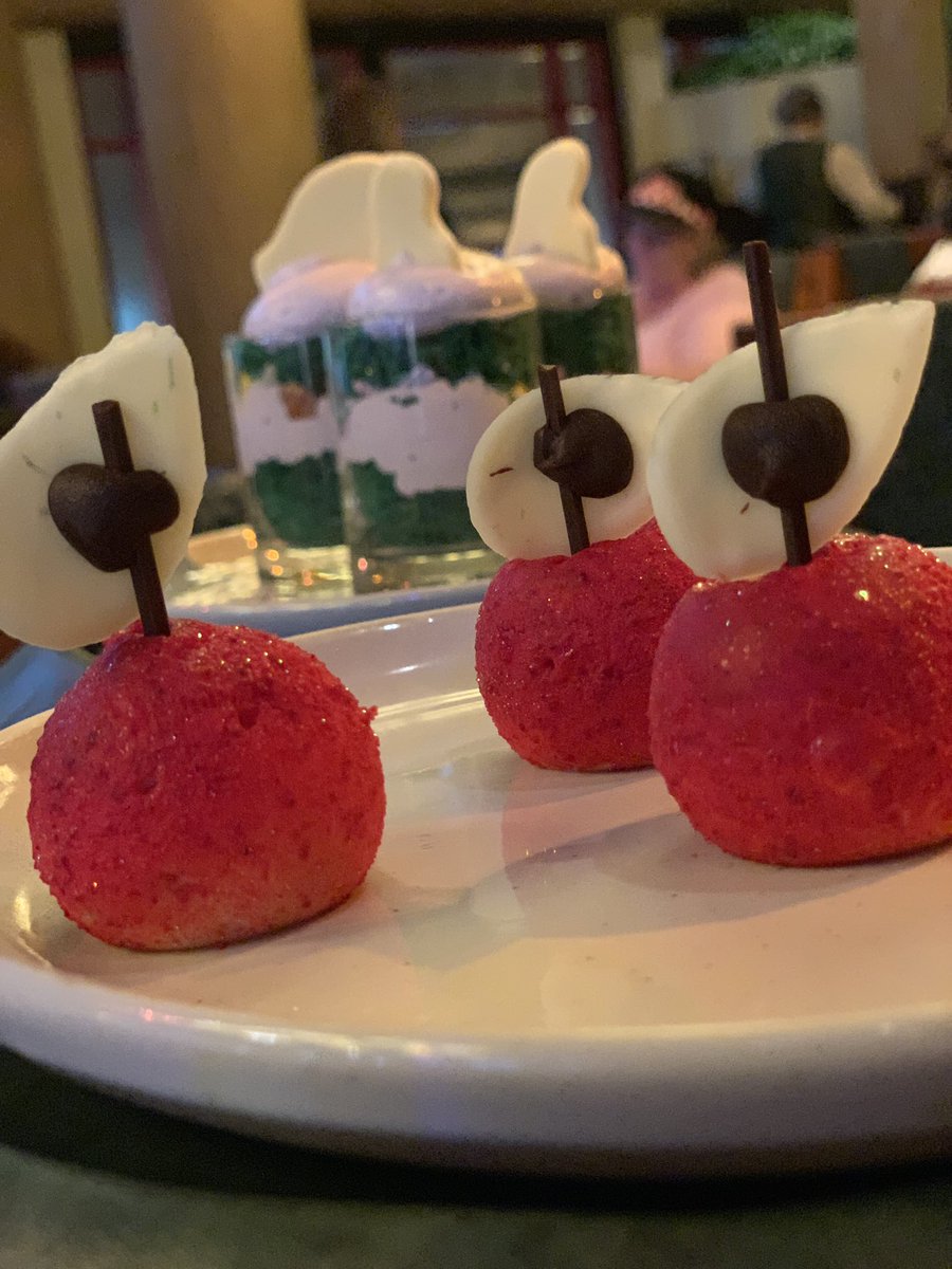 CharactersPBlog's tweet image. Live: The Evil Queen 👑 🍎#artistpoint #waltdisneyworld #wdw #wildernesslodge #disney #disneycharcters #theevilqueen