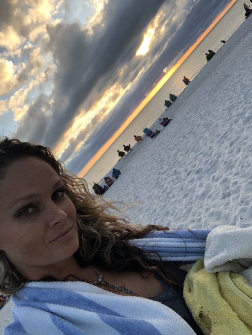 Catching a sunset https://t.co/LNSYhBmcOV