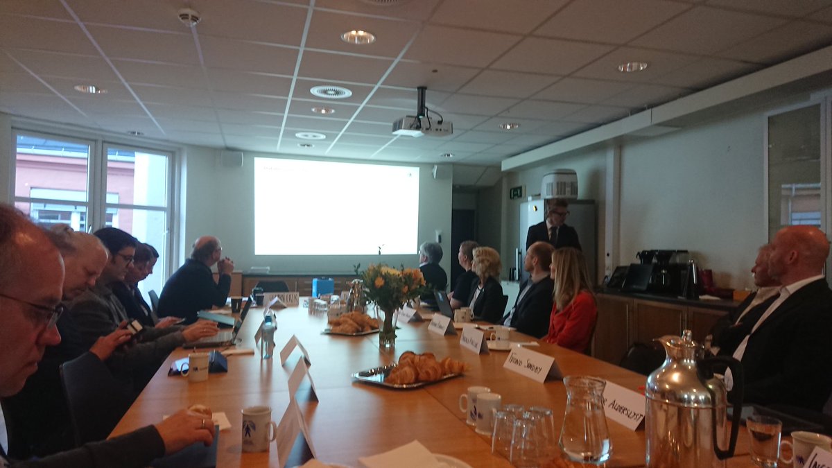 Helge Veum (@helgeveum) on Twitter photo I dag møttes vi for ein god diskusjon i <a href="/Datatilsynet/">Datatilsynet</a> om #personvern i utdanningssektoren. Men mye av det vi diskuterte, som #databehandleravtaler, er generelle utfordringar som må løysast. #nyeålesund datatilsynet.no/aktuelt/aktuel… I dag møttes vi for ein god diskusjon i <a href="/Datatilsynet/">Datatilsynet</a> om #personvern i utdanningssektoren. Men mye av det vi diskuterte, som #databehandleravtaler, er generelle utfordringar som må løysast. #nyeålesund datatilsynet.no/aktuelt/aktuel…