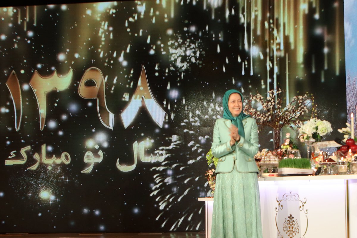 Maryam_Rajavi_P's tweet photo. دروازه‌های #ایران رو به آینده‌ای گشوده است که ظلم و نابرابری و بی‌عدالتی از آن رخت می‌بندد. یک جمهوری بر اساس جدایی دین و دولت، که در آن حاكميت و رأی جمهور مردم بر قرار است و رأی جمهور مردم حرف اول و آخر را ميزند.
#نوروز
#FreeIran
https://t.co/gfqCZi6ghy https://t.co/QkfY1KszRP