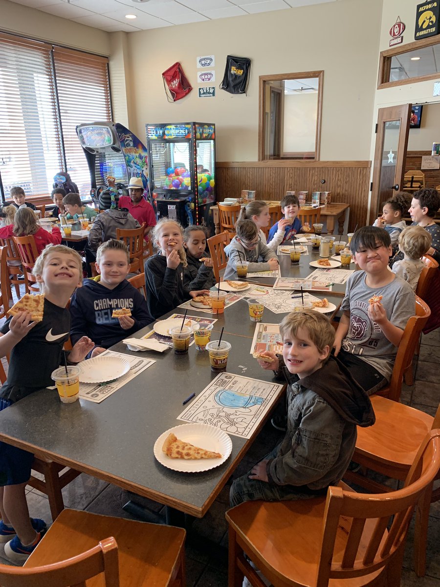 WildcatsLibrary's tweet photo. Special Thanks to @BVEdFoundation for a fun Limo ride and lunch at Pizza Shoppe!  These Stanley Wildcats had a Blast! #majorsaver https://t.co/xomqN7C1s9