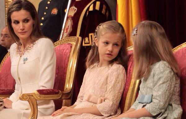 JmnzG_1988's tweet photo. - Leonor:  "te digo yo que el Caprile de Raquel Sánchez Silva es más bonito que el de mamá".

- Sofía: ".........."

- Leonor: "¿está mirando, verdad?"

#MaestrosDeLaCostura https://t.co/mJ02AhCbMM