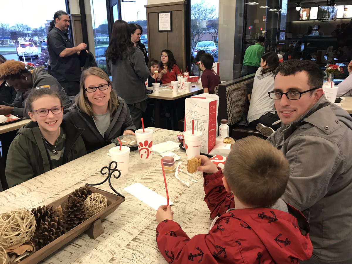 Wilson1Sheila's tweet photo. A little rain didn’t stop us. We took over Chick Fil A tonight for an awesome PTA Spirit night! #gotchicken #Seatackdreamers @seatackaada @principaldarby @dnwillia2 @TeamGray20 @JasShearin1908 https://t.co/Ru7877dcdz