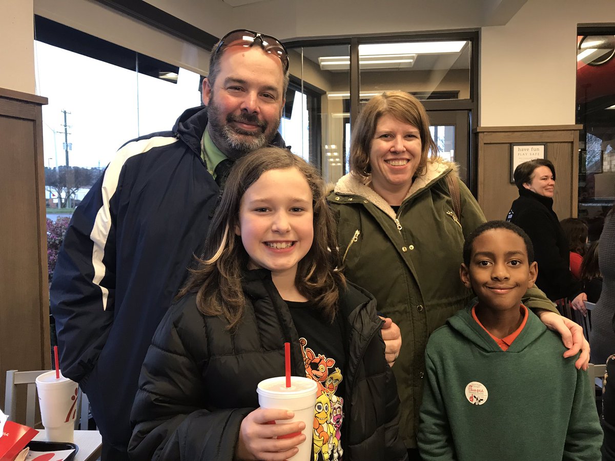 Wilson1Sheila's tweet photo. A little rain didn’t stop us. We took over Chick Fil A tonight for an awesome PTA Spirit night! #gotchicken #Seatackdreamers @seatackaada @principaldarby @dnwillia2 @TeamGray20 @JasShearin1908 https://t.co/Ru7877dcdz