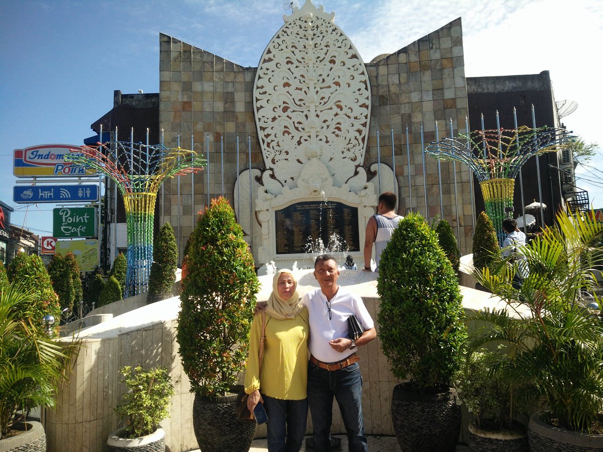 Balidriver12's tweet photo. Monumen bom bali 2002 legian ,#Bali #Indonesia #malaysia #singapore #Brunei #Jakarta #Batam #Medan #sulawesi #Bandung #Surabaya #lombok #irian_jaya #Palembang #Bengkulu #Jambi #Riau #travel #tour #thailand #malaka #paketberlibur #Monumentbombali
Keterangan whatsapp +6285220353414 https://t.co/tDSc1wmLc4