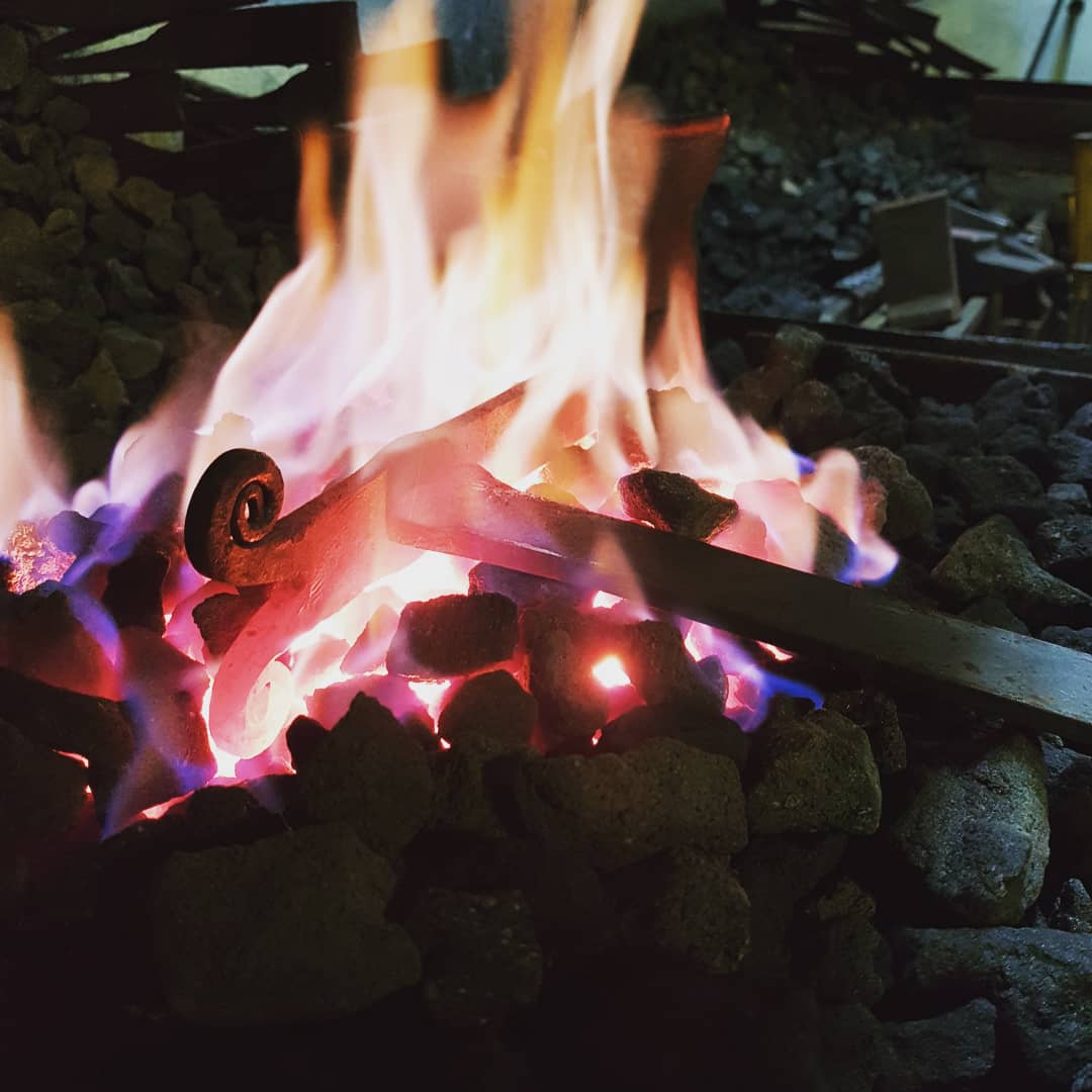 hotmilkforge's tweet photo. Donal heating up some dogs...fire dogs that is...Google it ;-) #bollixtobrexit #letsblacksmith #blacksmith #Baba #ironart #learntoblacksmith @hotmilkforge #irishblacksmith #coursesinblacksmithing #firstdayofspring #hotmilkforge https://t.co/NeIp7xXB6L