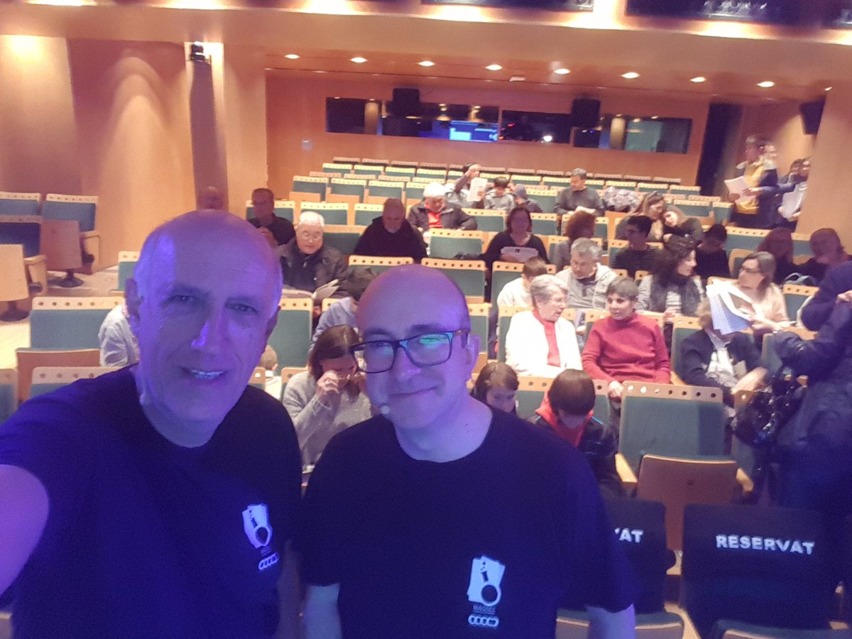 miquelduran's tweet photo. Ahir vam fer el show Secrets de Mendeléiev al @caixaforum_cat de Tarragona. No podíem deixar el nostre selfie amb @fblascoxyz ... #mendsec #magsci #aitp2019 https://t.co/vyqU7jvp2X