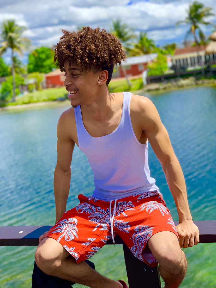JalenBertrand's tweet photo. #springbreakmiami2019 Go big or go home๐ https://t.co/buX6UqvDFz