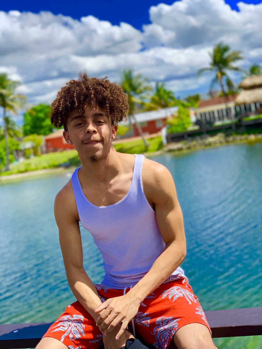 JalenBertrand's tweet photo. #springbreakmiami2019 Go big or go home๐ https://t.co/buX6UqvDFz