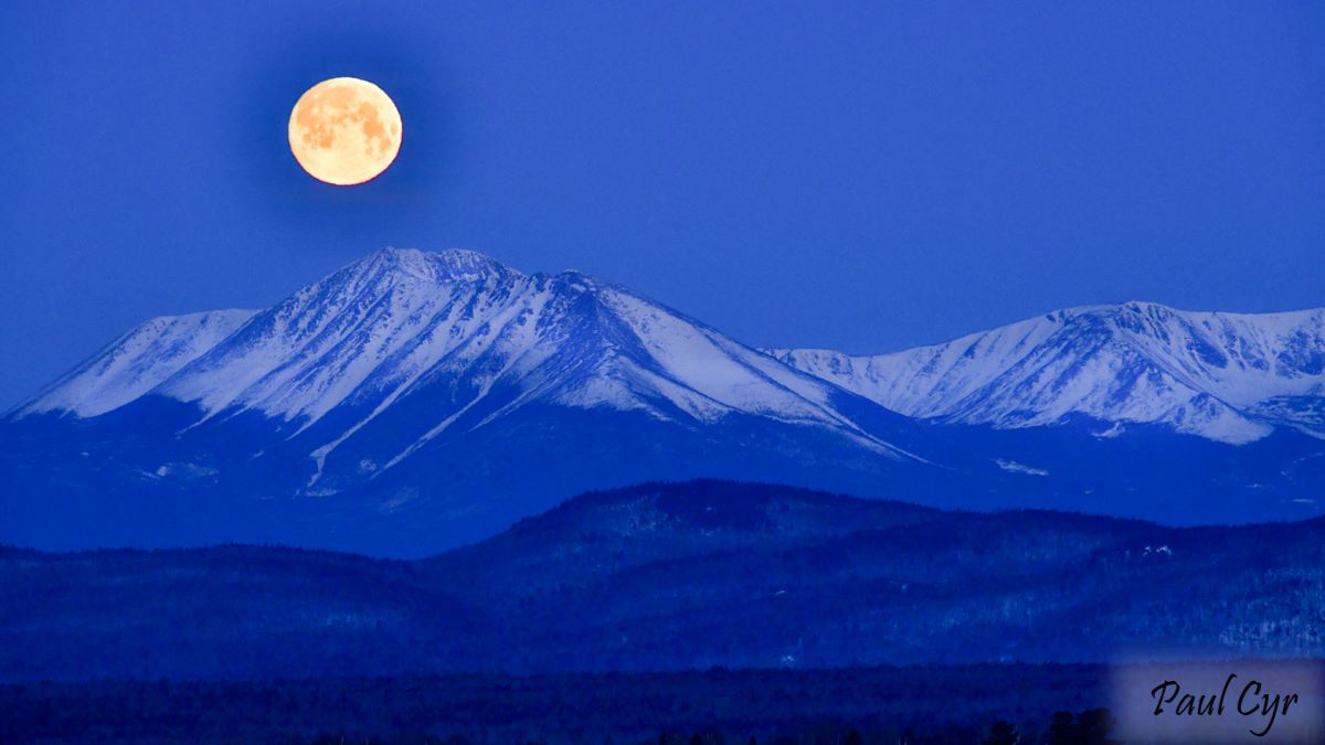 MagazineofMaine's tweet photo. We don’t care how many times we see #PaulCyr’s captures of the moon over #Katahdin, they always leave us in awe! 🌕 ⛰

📷  #PaulCyrPhotography https://t.co/qeK5WM7Sw9