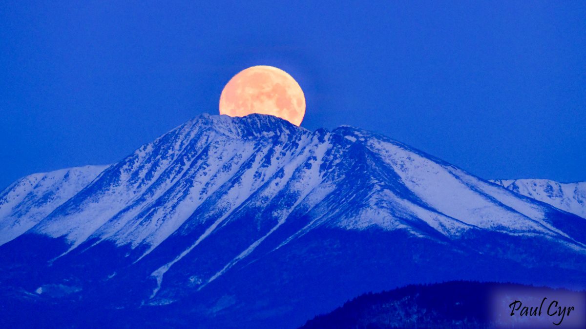MagazineofMaine's tweet photo. We don’t care how many times we see #PaulCyr’s captures of the moon over #Katahdin, they always leave us in awe! 🌕 ⛰

📷  #PaulCyrPhotography https://t.co/qeK5WM7Sw9