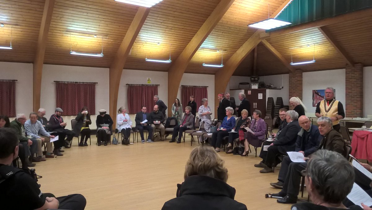 TVP_Bucks's tweet photo. Sergeant Emily Dover and PC Graham Labrum are at the Buckingham Town Meeting currently discussing any issues in the town with the public #BuckinghamTown #PS6619 #P7332 https://t.co/aNXXp67sYD