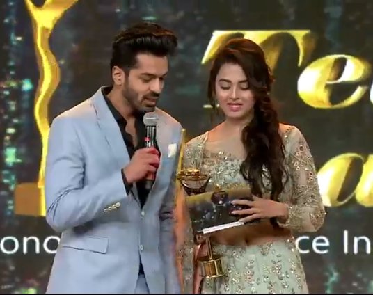 Mounika04687730's tweet photo. Awww my baby gvng award lil glimpse is enough for #TremendousTejasswians #TejasswiPrakash #SilsilaOnVoot #SilsilaBadalteRishtonKa2 #Mishti #MisVeer πππππPC: @ishuloveee https://t.co/Rz8lG9o5Cx