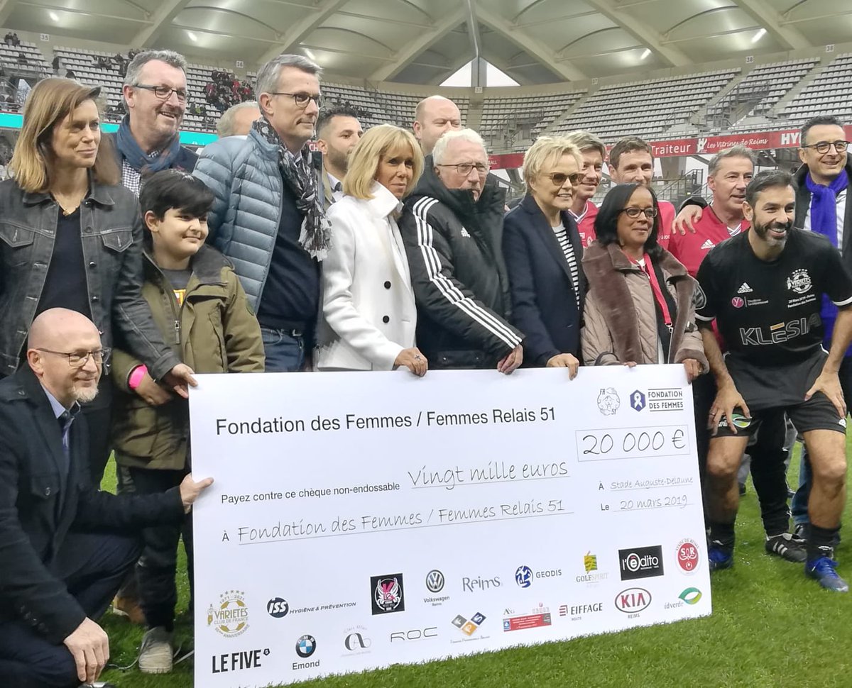 valenceborgia's tweet photo. ♀️♂️💪⚽️ Match mixte au stade Auguste Delaune entre les anciens du @StadeDeReims et le @VarietesCF  au profit de la @Fondationfemmes https://t.co/8TickKuk2L