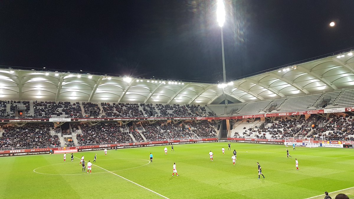 valenceborgia's tweet photo. ♀️♂️💪⚽️ Match mixte au stade Auguste Delaune entre les anciens du @StadeDeReims et le @VarietesCF  au profit de la @Fondationfemmes https://t.co/8TickKuk2L