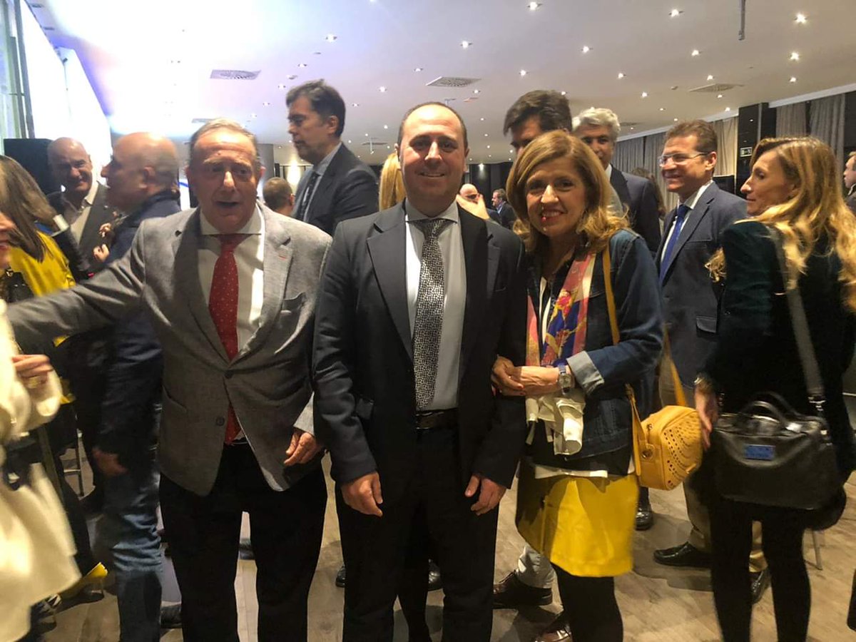 LucasRojasES's tweet photo. Hoy nuestro gerente en representación de Lucas Rojas ha asistido a la presentación del "Anuario Económico de Córdoba 2018" que se ha celebrado en el Hotel Eurostars Palace a las 19.00 horas.

#AnuarioEconómico #Córdoba #EurostarsPalace #Diputación #Economía https://t.co/5Y01jFBbKL
