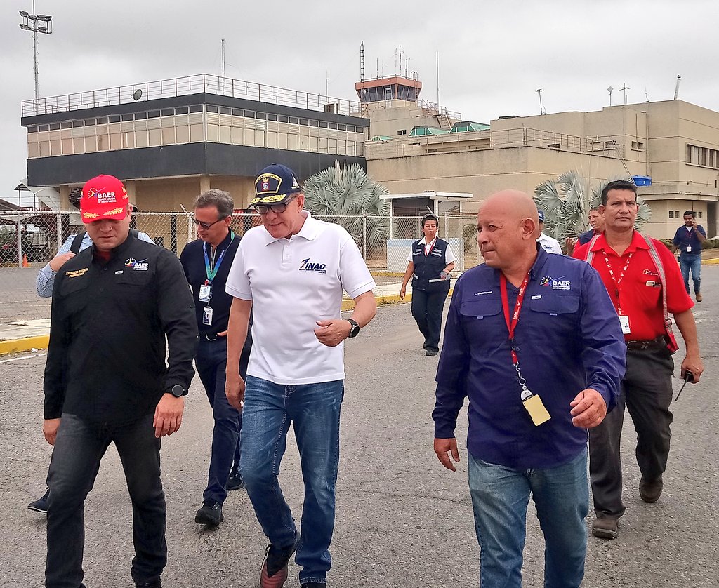baer_ve's tweet photo. #20Mar || Pdte #INAC Alm Carlos Vieira Acevedo, junto al Pdte de @BAERVenezuela, @MUSURRA; realizan recorrido por el Aeropuerto Internacional de Barcelona, con el propósito de constatar la operatividad e infraestructura de la terminal aérea #PuebloUnidoJamásSeráVencido https://t.co/6pwmQw6Pxq