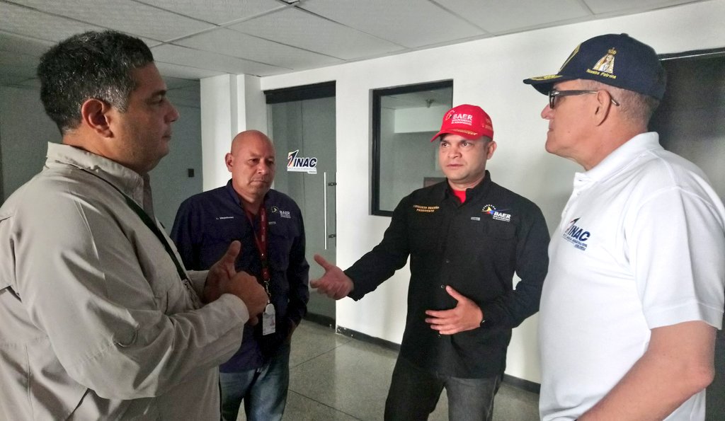 baer_ve's tweet photo. #20Mar || Pdte #INAC Alm Carlos Vieira Acevedo, junto al Pdte de @BAERVenezuela, @MUSURRA; realizan recorrido por el Aeropuerto Internacional de Barcelona, con el propósito de constatar la operatividad e infraestructura de la terminal aérea #PuebloUnidoJamásSeráVencido https://t.co/6pwmQw6Pxq