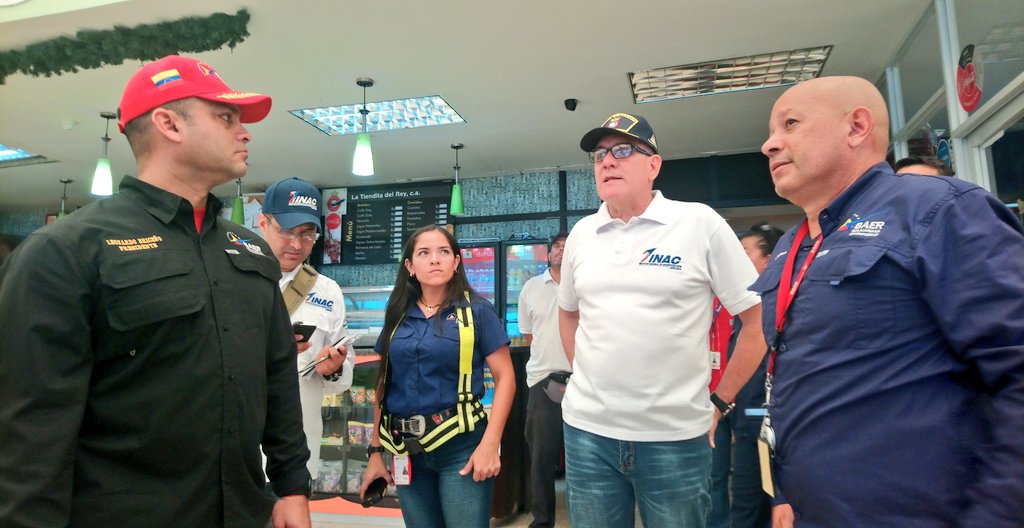 baer_ve's tweet photo. #20Mar || Pdte #INAC Alm Carlos Vieira Acevedo, junto al Pdte de @BAERVenezuela, @MUSURRA; realizan recorrido por el Aeropuerto Internacional de Barcelona, con el propósito de constatar la operatividad e infraestructura de la terminal aérea #PuebloUnidoJamásSeráVencido https://t.co/6pwmQw6Pxq