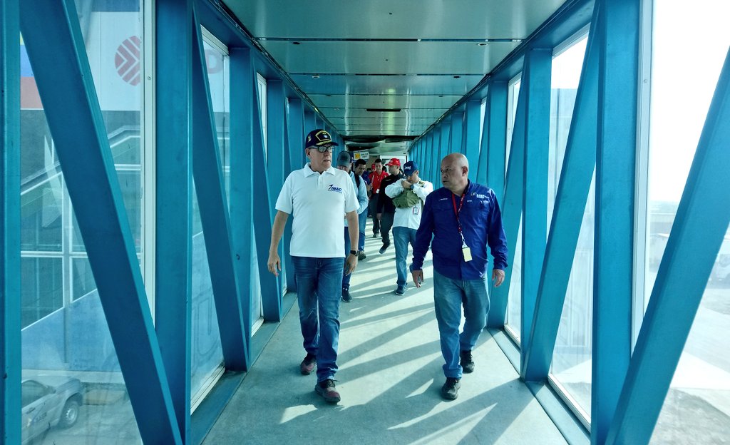 baer_ve's tweet photo. #20Mar || Pdte #INAC Alm Carlos Vieira Acevedo, junto al Pdte de @BAERVenezuela, @MUSURRA; realizan recorrido por el Aeropuerto Internacional de Barcelona, con el propósito de constatar la operatividad e infraestructura de la terminal aérea #PuebloUnidoJamásSeráVencido https://t.co/6pwmQw6Pxq