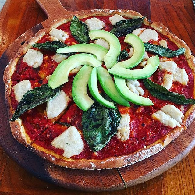LeanGreenGirlTV's tweet photo. I haven’t had a cooked pizza in ages! This was truly a day of spoiling myself with pizza, Mac n cheese and nachos (for breakfast/lunch/dinner) 😱 all were #glutenfree #vegan and #madewithlove Even when I’m splurging and enjoying my childhood favorites… https://t.co/AT3RFaH7Bn https://t.co/2956Pe9sQW