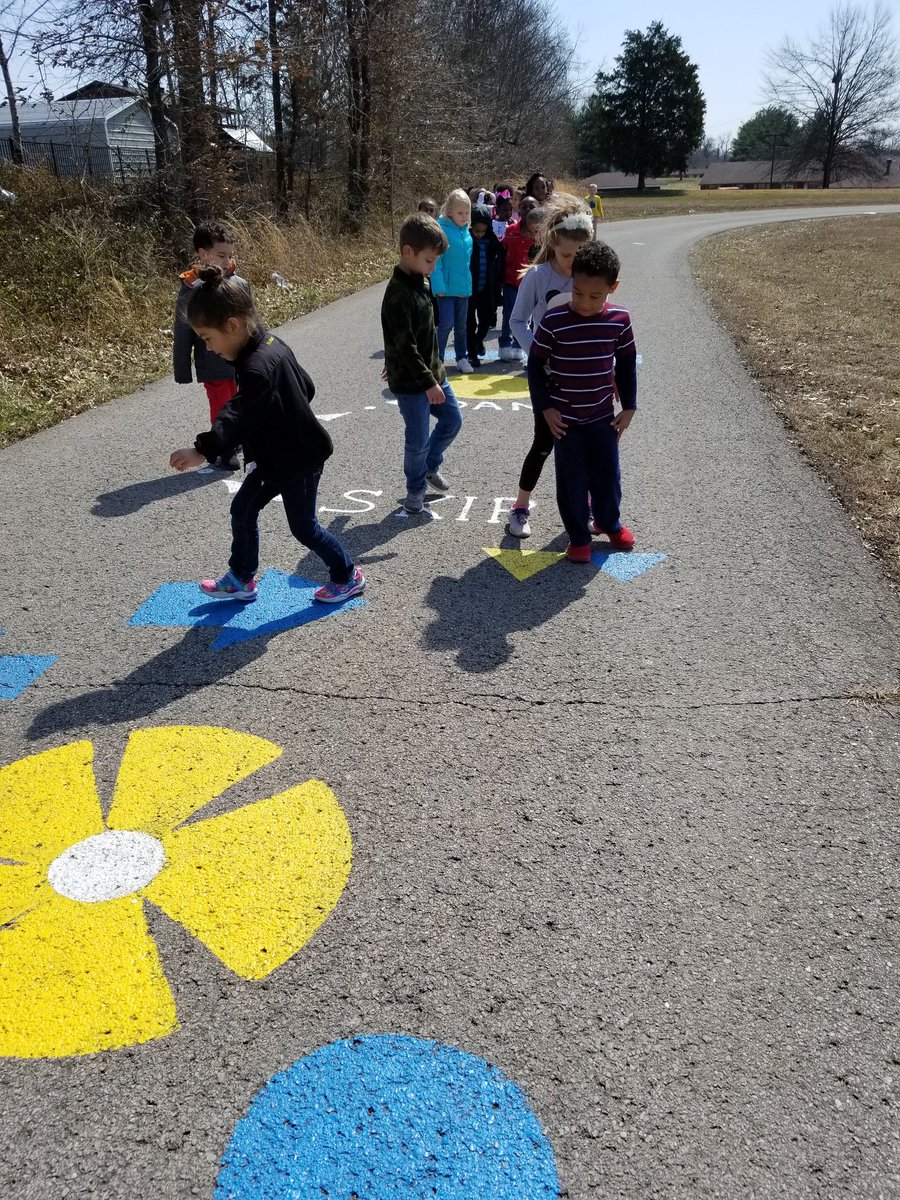 iTeachKToo's tweet photo. It was such a nice day out that we decided to hit the trail! ❤🌞 @NorthParkKids #iteachk https://t.co/3bdKRdOVaG