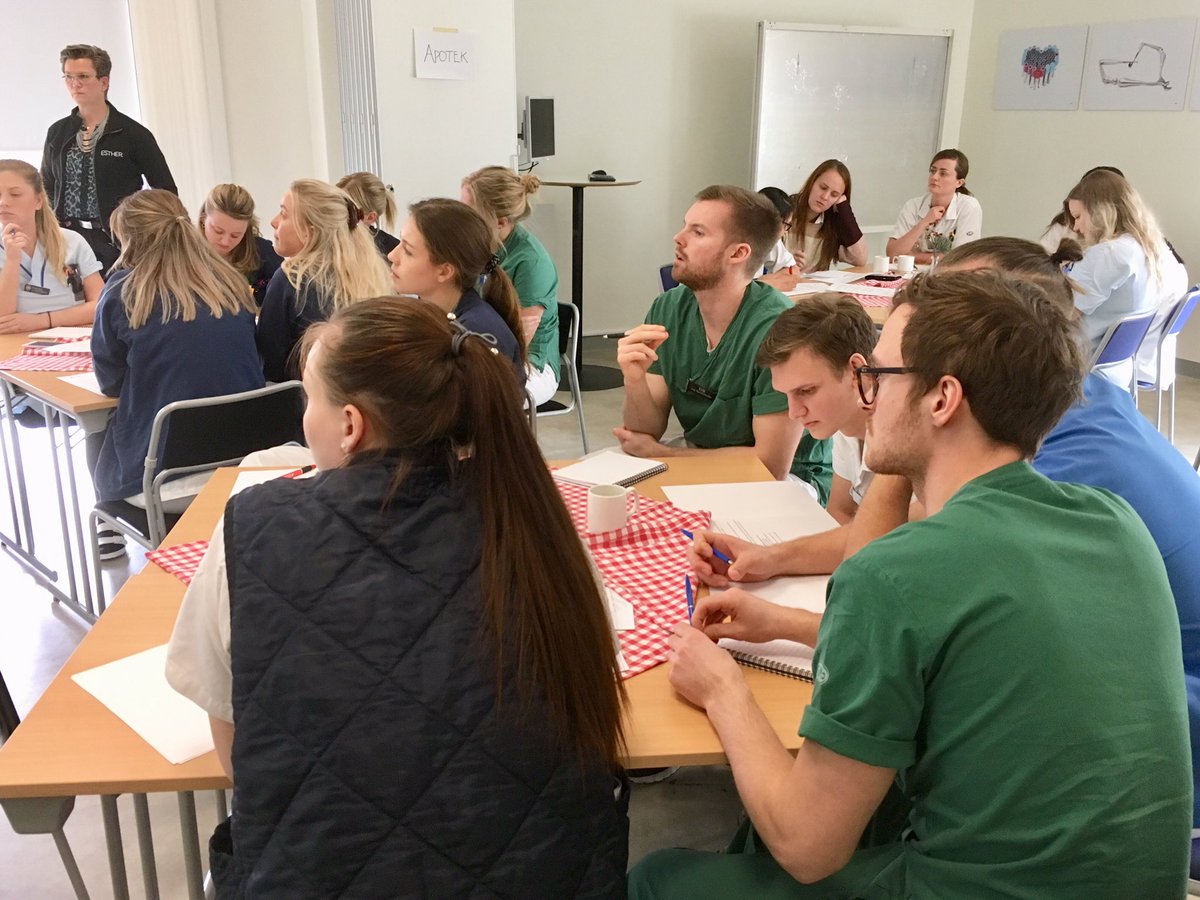 MariaJo77085279's tweet photo. #EstherSimLab en del av #RIU. Nyutexaminerade sjuksköterskor får träna kommunikation och bemötande tillsammans med patient- och närståenderepresentanter. #esther #best4esther @qulturum @metodikum @regionjkpg @jonk_academy @FoU_regionjkpg https://t.co/hxw9Sits5r
