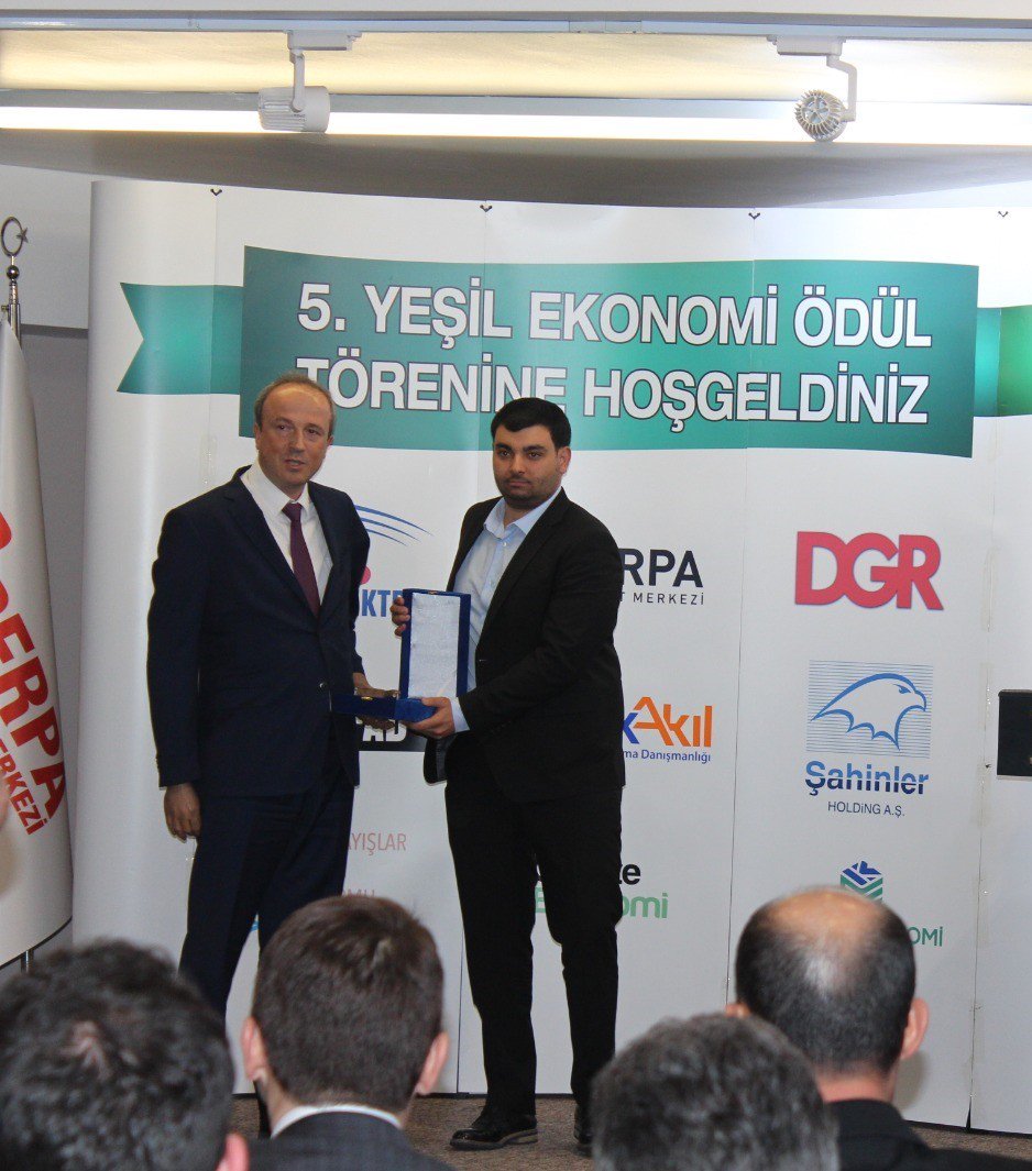 TuranHancerli's tweet photo. Bugün #YAPDER'in düzenlediği “5. Geleneksel Yeşil Ekonomi Ödül Töreni”ne katıldık. Ege  Bölgesi’nde yarattığı farkındalıkla turizme yeni bir soluk  kazandıran ve “Yeşil Otel” özelliği taşıyan Korumar Otel’in ödülünü  Korumar  Yönetim Kurulu Üyesi Can Çakmakoğlu’na takdim ettik. https://t.co/6R1Vp6nXeX