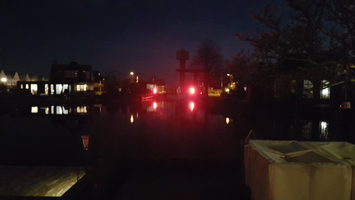 Het is wel weer ff wennen nu de rode lichten van de brug weer zijn branden. Kan het niet wat minder fel <a href="/Heerenveen/">Gemeente Heerenveen</a>