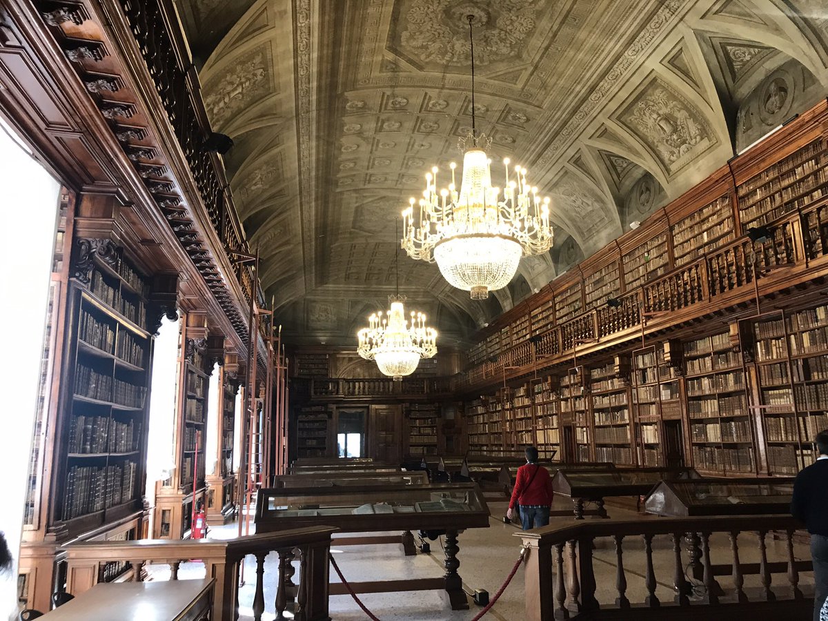 MC_words's tweet photo. Una pausa pranzo con visita alla biblioteca braidense e con una ‘guida’ speciale .. Donatella Facchetti Pezzoli .. mi ha incantato 😍 #brera #bibliotecabraidense #milano #culturamilano https://t.co/90ToKTclH7