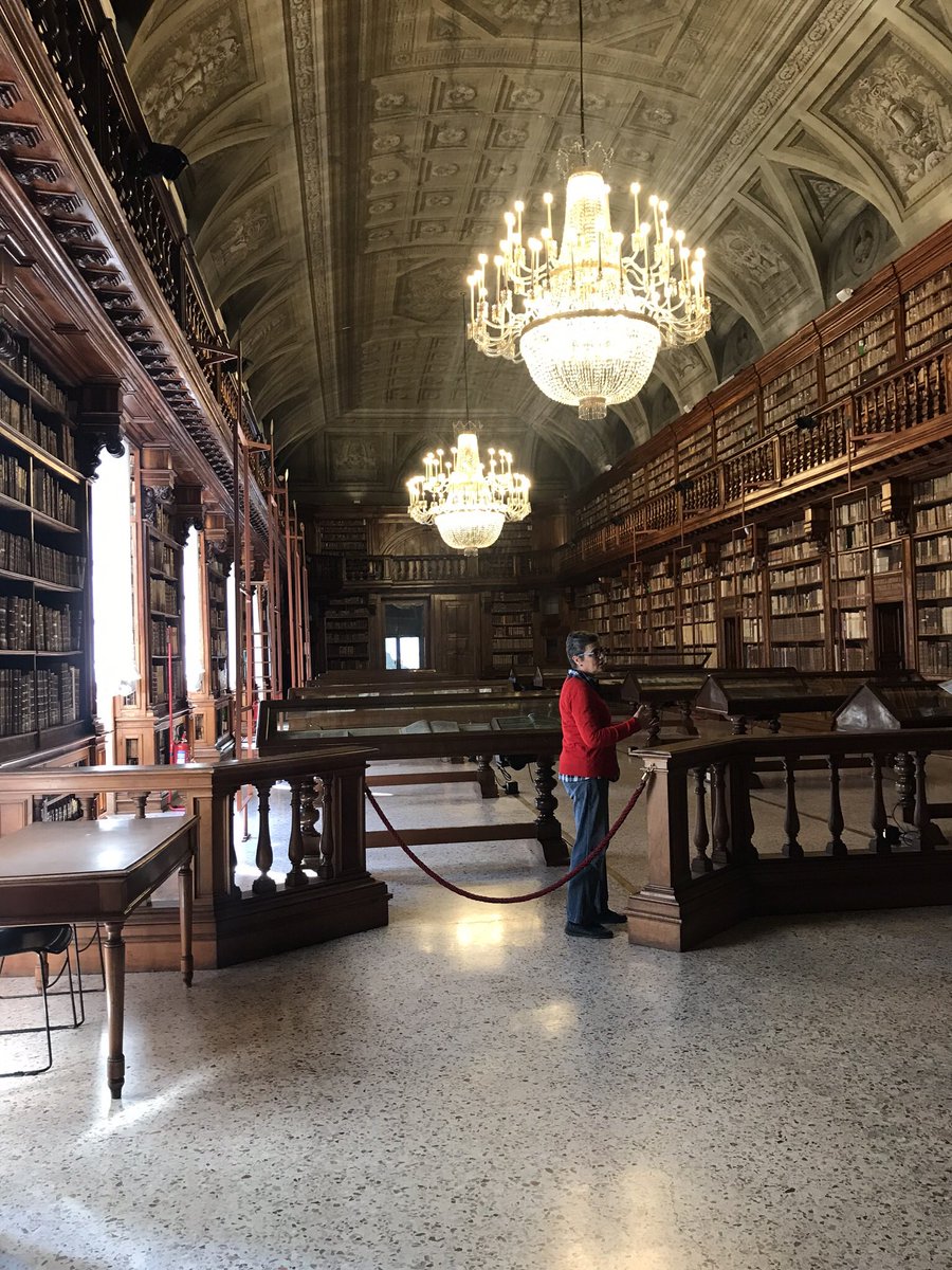 MC_words's tweet photo. Una pausa pranzo con visita alla biblioteca braidense e con una ‘guida’ speciale .. Donatella Facchetti Pezzoli .. mi ha incantato 😍 #brera #bibliotecabraidense #milano #culturamilano https://t.co/90ToKTclH7