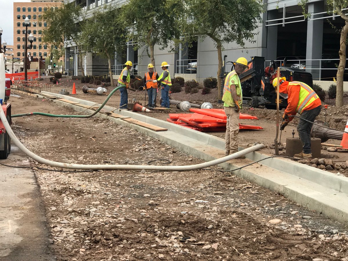 valleymetro's tweet photo. .Night & day, we're chuggin' along with #tempestreetcar 🚈🚧🏗️🧱construction. Will you be here in 2021 to celebrate the opening? #transitbuilds #vmconnects https://t.co/kYHQj35P3F