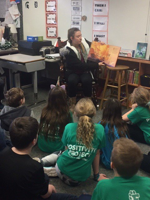 sbest_19's tweet photo. FHS Key Club members inspire our Tomek-Eastern students to READ today by sharing some great books together!!  We love it when high school students come to see us!  Thank you, Key Club!!  @FentonHSKeyClub #WeAreFenton @FentonSchools @TomekEasternPTO @Craig_Salter1 https://t.co/tSTPrUFjfg