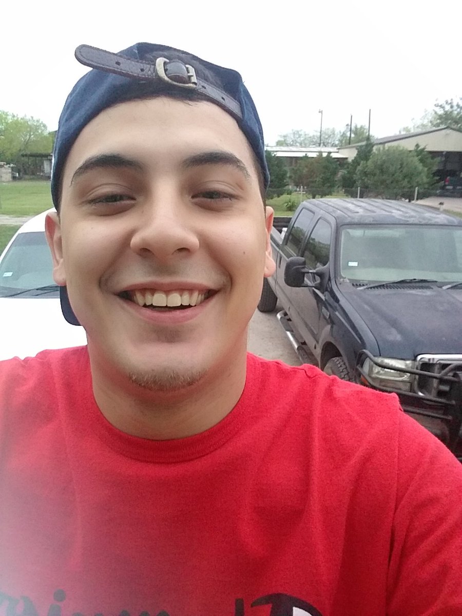 BBnvds's tweet photo. Fuckin Optimus Prime in the back 😂😂 https://t.co/gTgyK9h6lh