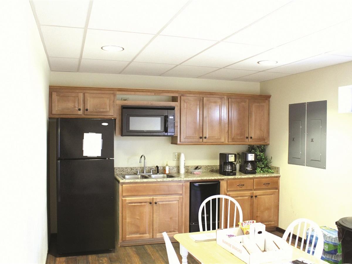 Showcase Property: Don't miss the chance to own this 6,000 +/- sq. ft. office building in an area of strong economic growth in East Texas. Located near the busy 149 &amp; 43 crossroads in the heart of Tatum. Live &amp; Online Auction. Conducted by <a href="/UCRealEstate/">United Country</a> fli.pe/VO5930o7T0U