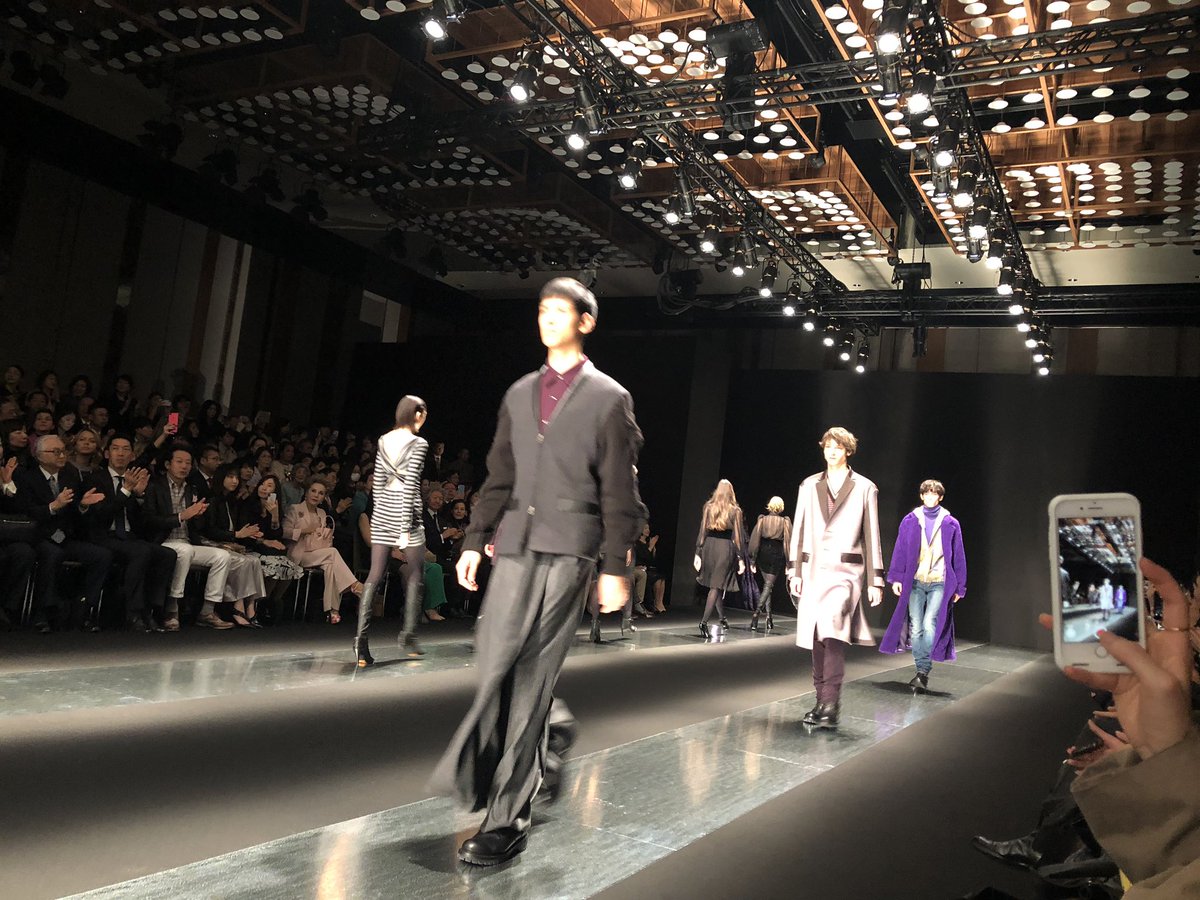 Kaori Nakano 中野香織 タエアシダにメンズコレクション登場 というか女性が着てもかわいいメンズ服 男性が着ても違和感ないレディスウエアということなのだろう ラストのドレスもスカートの下はパンツ ジェンダー分けが古くさくなる時代はすぐそこまで Kaori Nakano 中野香織 タエアシダにメンズコレクション登場 というか女性が着てもかわいいメンズ服 男性が着ても違和感ないレディスウエアということなのだろう ラストのドレスもスカートの下はパンツ ジェンダー分けが古くさくなる時代はすぐそこまで