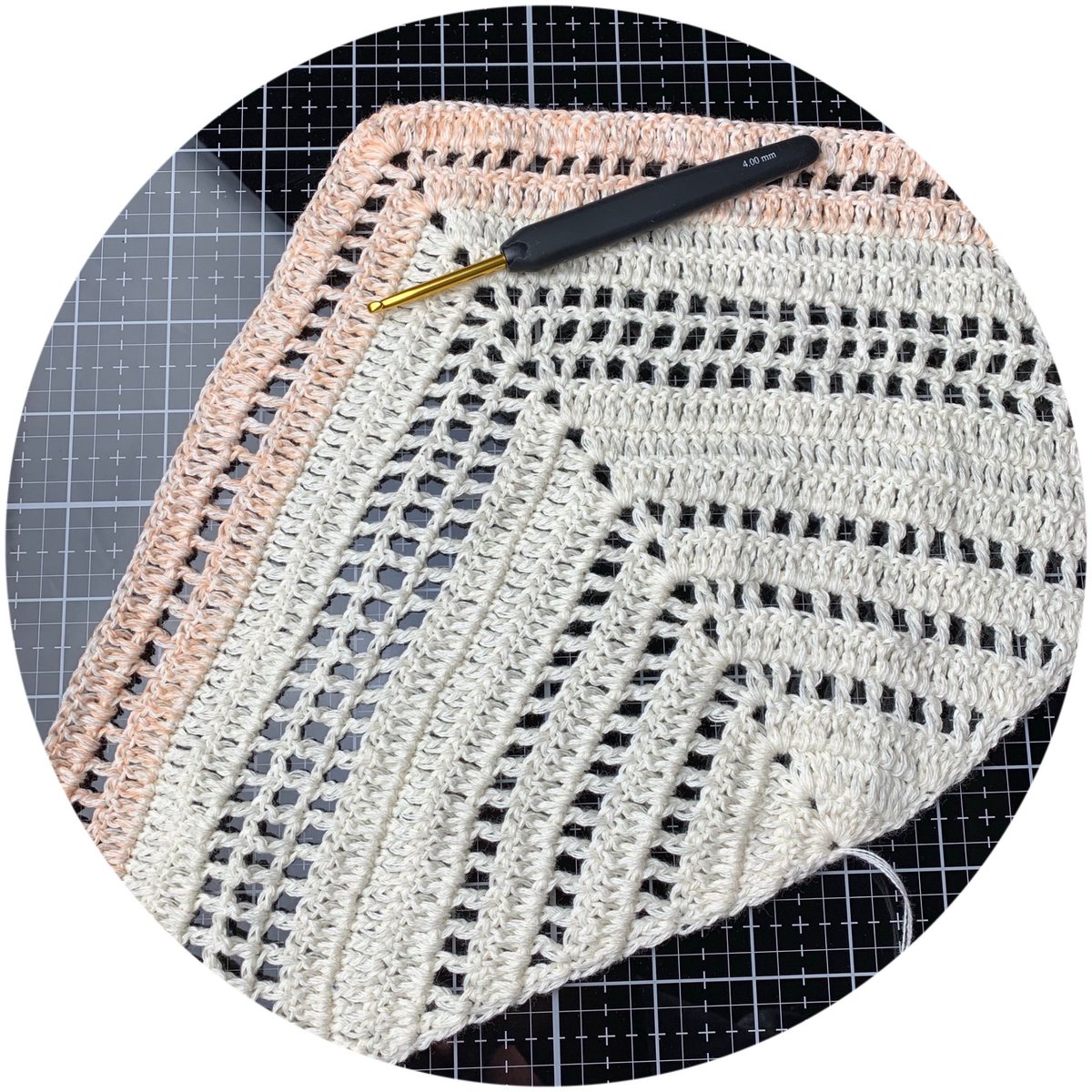 Elvedia_Knits's tweet photo. As you probably saw in my story (Insta) I did yesterday, I startet a #newproject while driving home.
#triangularshawl #crochet_relax #crochetshawls #crochetisfun #häkeln #häkelnfüranfänger #dreieckstuch #sommermorning #gradient #gradientyarn #lanagrossa #workinprogress #elvedia https://t.co/AIporb3l7P