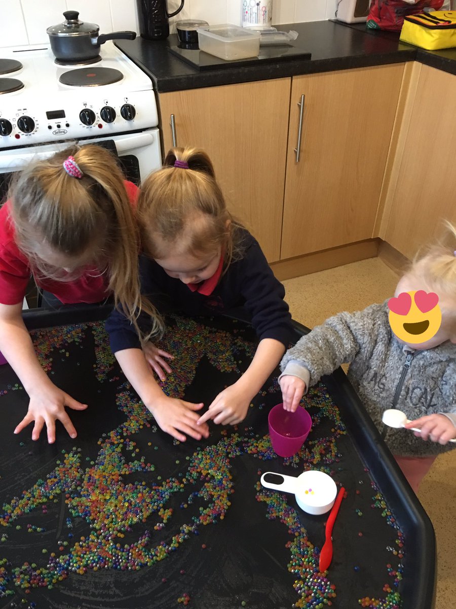BluebirdsLittle's tweet photo. Water bead fun #sensoryplay #colours #childminder #homebasedchildcare https://t.co/a7RkjXUL8N