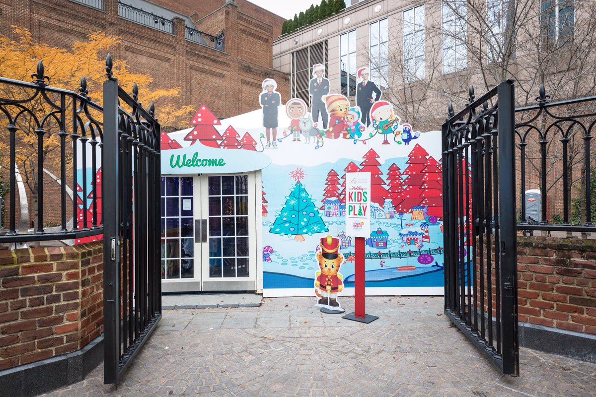 DowntownPitt's tweet photo. Holiday KidsPlay saw an increase of 400% in visitors over previous years, with new partners in @FredRogersPro, @CarnegieSciCtr, @HistoryCenter, and @wqed #PDPAM https://t.co/Vk3z1cLTan