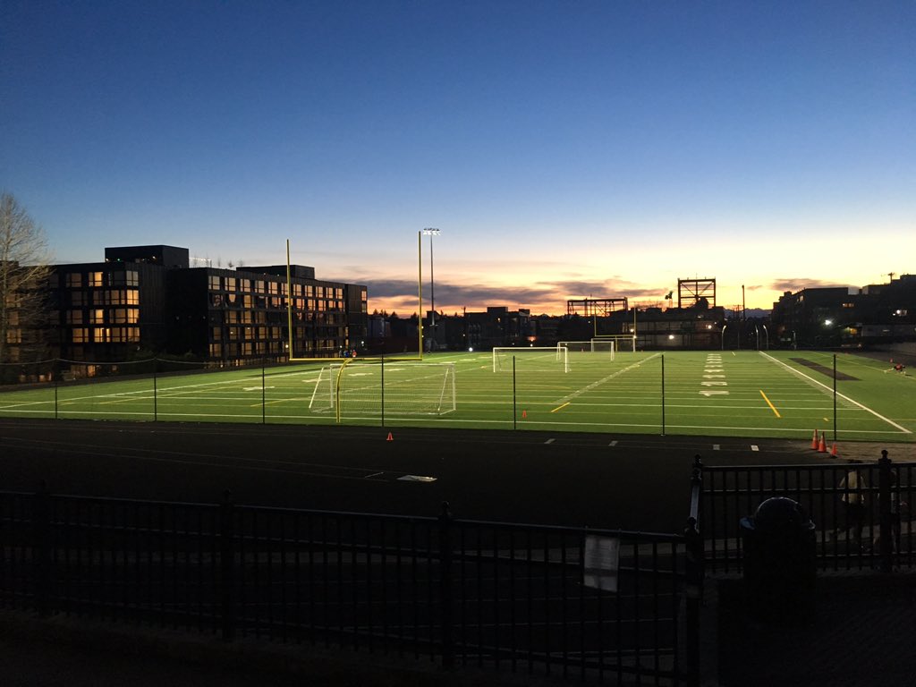 TimB_Musco's tweet image. Great looking field under the lights! Thanks to @RooseveltHS and @SeaPubSchools for allowing @MuscoLighting to be part of your project! #muscolighting #TLCforLED