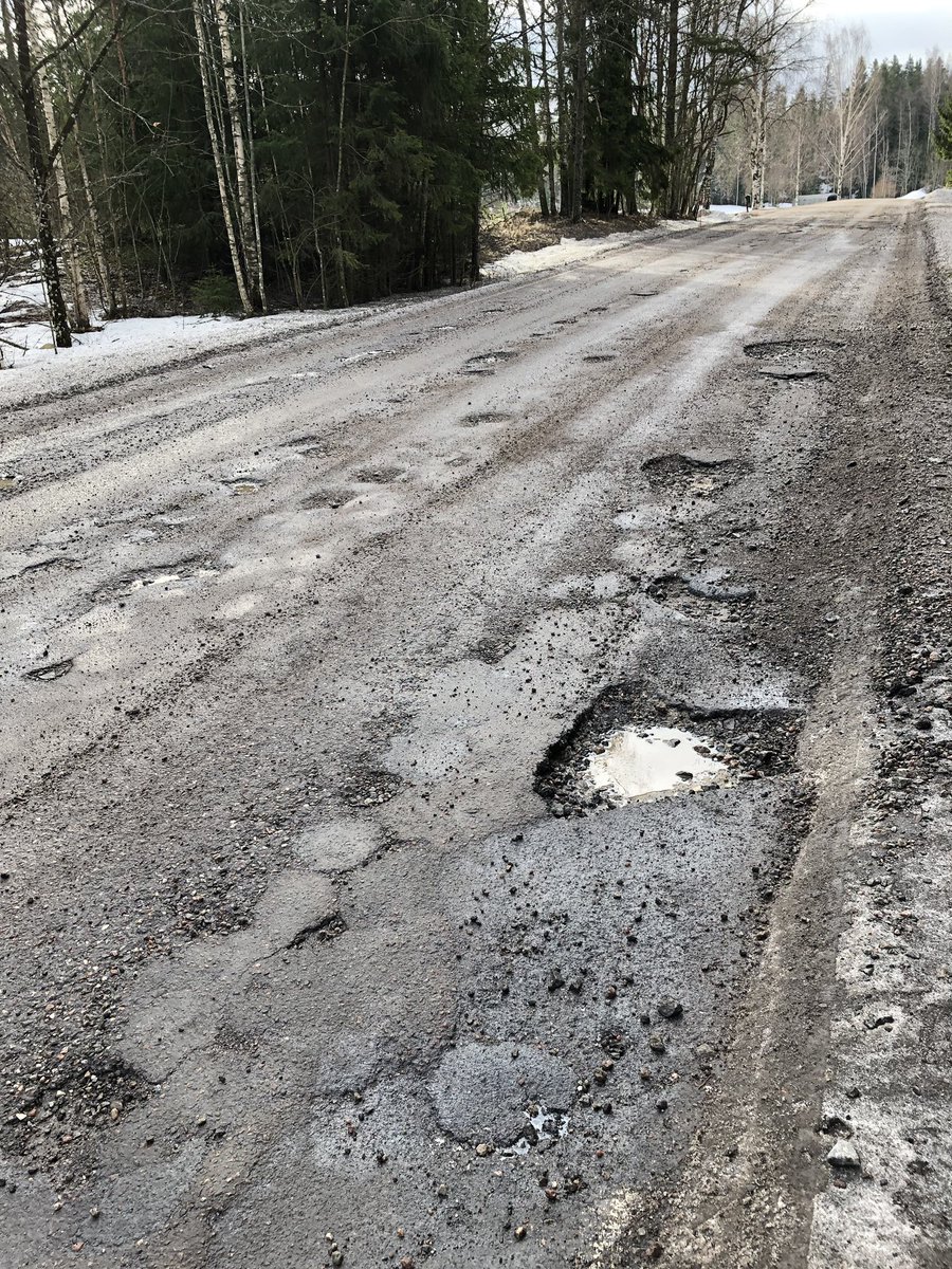 wickstromhenrik's tweet photo. Ei näin. Toivottavasti tämä tie saadaan kuntoon tällä vuosisadalla. Se tulee vaatimaan lisärahoitusta Elyille. Nyt on jo monta vaaratilannetta kyseisellä tiellä tapahtunut viimeistän päivien aikana #tähteläntie #korjausvelka #lisää #rahaa #teille @UUDELY @lvmfi #vaalit19 https://t.co/ykjpSu87g6